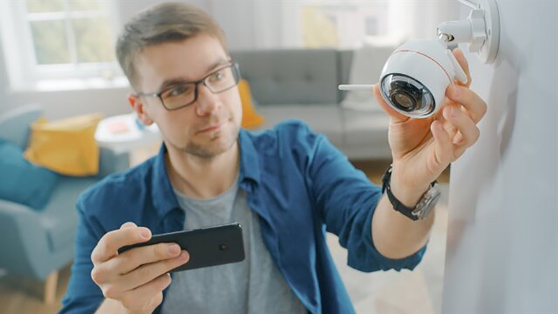 Hình minh họa người dùng đang lắp đặt camera