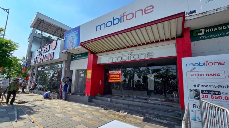 Cơ quan chức năng tiến hành cưỡng chế, dựng hàng rào quản lý khu đất rộng hơn 6.400m2 do Công ty cổ phần May Hải sử dụng.