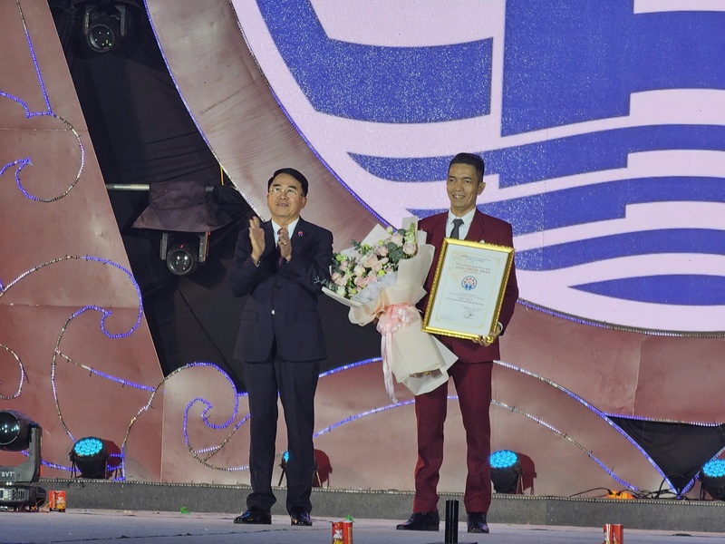 ông Lê Khắc Nam, Phó Chủ tịch UBND TP. Hải Phòng trao giải nhất cho tác giả Nguyễn Văn Ngất (TP.HCM)